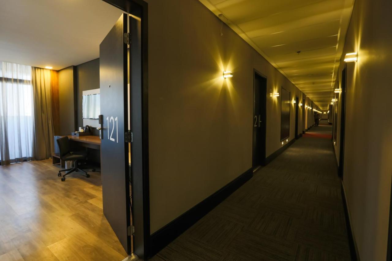 Ramada Hotel & Suites Озаску Экстерьер фото